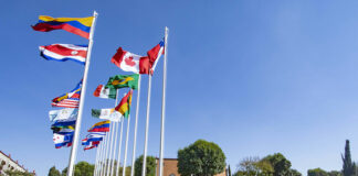 Administrativos van con Derbez y piden fin al conflicto en la UDLAP