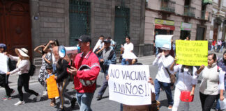 “¡No a las vacunas!”, grita grupo durante protesta en Puebla vacunas