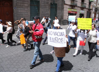 “¡No a las vacunas!”, grita grupo durante protesta en Puebla vacunas