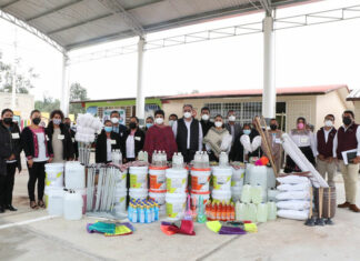 Entregan pintura y paquetes de limpieza a planteles de educación indígena en Puebla