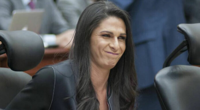 ¿Le valió? Ana Guevara se salta la austeridad y regresó de Tokio en primera clase