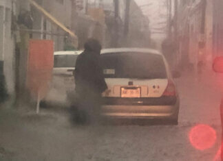 Lluvia deja autos varados en San Martín Texmelucan auto
