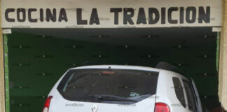 Automovilista se “mete” a comercio en colonia Resurgimiento