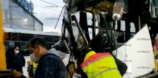 Hombre queda prensado al chocar en bulevar 18 de Noviembre