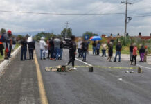 Retienen a funcionario de Panotla y consuman cierre carretero