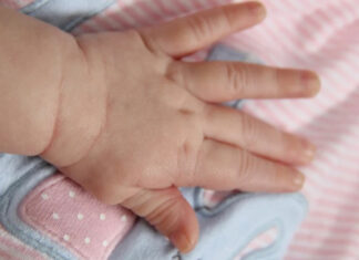 Mujer deja morir de hambre a su hija para irse de fiesta