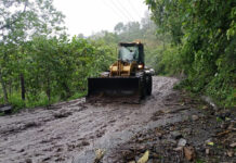 Con maquinaria trabajan para liberar carreteras bloqueadas por Grace en Puebla