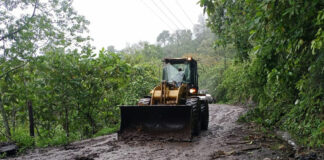 Con maquinaria trabajan para liberar carreteras bloqueadas por Grace en Puebla