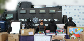 Mujer roba camión de Coppel y retiene a conductor