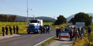 Bloquean la federal Puebla-Teziutlán por supuesto uso de cañones antigranizo