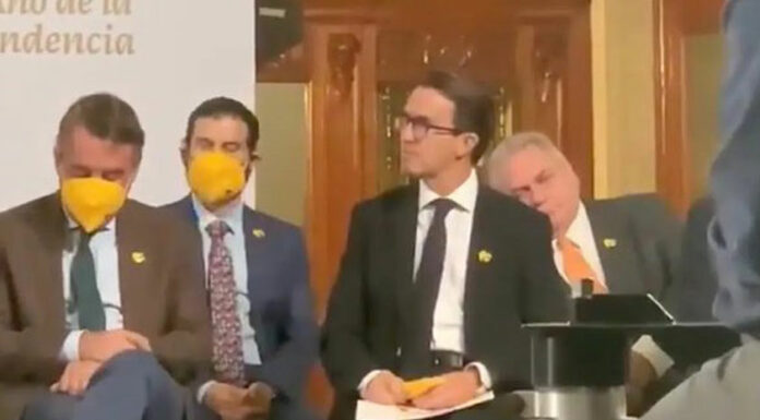 Captan al empresario Carlos Bremer durmiendo durante mañanera de AMLO