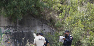 Hallan cuerpo encobijado bajo puente en Lomas de Santa Catarina