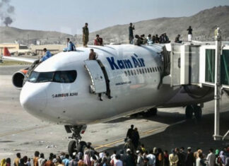 VIDEO: Personas caen desde avión en pleno vuelo en Afganistán