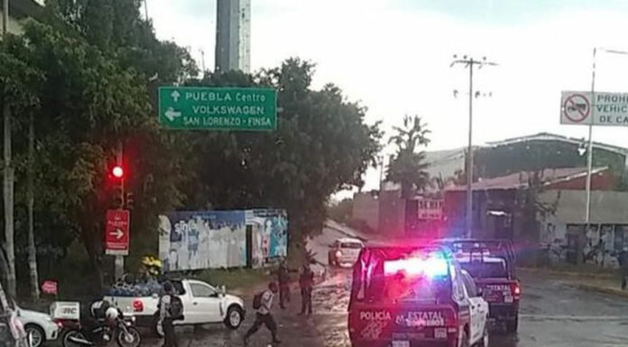 Camioneta y auto quedan varados por lluvia en la México-Puebla