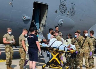 Mujer afgana da a luz en un avión de evacuación de Estados Unidos