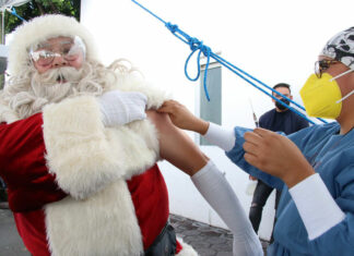 ¡Cool! Santa Claus se vacuna contra Covid-19 en Puebla capital