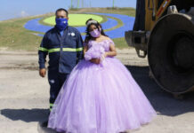 Quinceañera se toma fotos en el lugar donde trabaja su papá