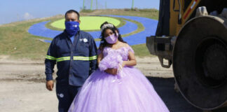 Quinceañera se toma fotos en el lugar donde trabaja su papá