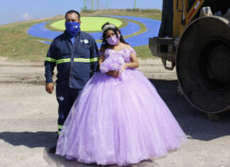 Quinceañera se toma fotos en el lugar donde trabaja su papá