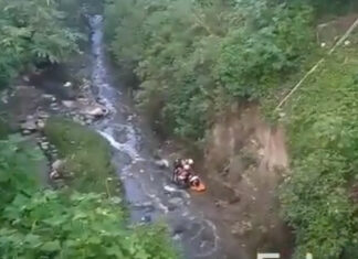 Rescatan a hombre que cayó a barranca tras ser asaltado en colonia Naciones Unidas