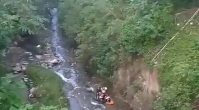 Rescatan a hombre que cayó a barranca tras ser asaltado en colonia Naciones Unidas