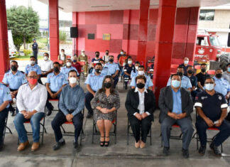 Alcaldesa de Texmelucan entrega bonos a bomberos y paramédicos