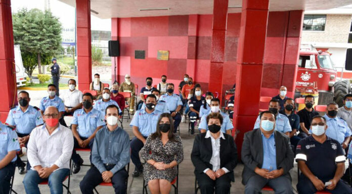 Alcaldesa de Texmelucan entrega bonos a bomberos y paramédicos