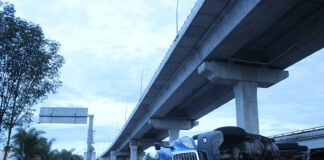 Siguen maniobras para retirar tráiler volcado en San Felipe Hueyotlipan
