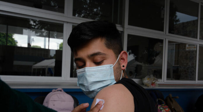 Inicia vacunación para 18 y más en municipios de alta marginación de Puebla