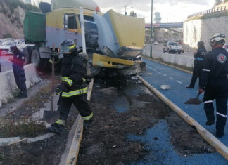 Camionero pierde el control e invade ciclopista en Periférico Ecológico