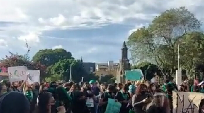 VIDEO: Con batucada feministas alzan la voz a favor del aborto
