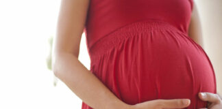 Embarazada pierde a su bebé por no vacunarse contra Covid-19