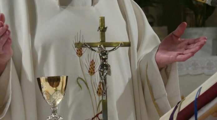 Arrestan a sacerdote por usar limosnas para fiestas sexuales y drogas