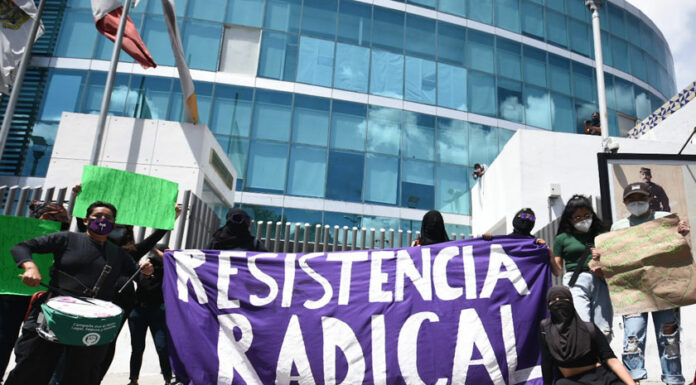 Feministas a favor del aborto protestan en Puebla