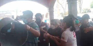 A mentadas y golpes, habitantes reclaman a edil de Juan Galindo