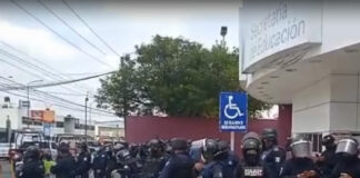 Maestros y policías chocan durante manifestación afuera de la SEP Puebla