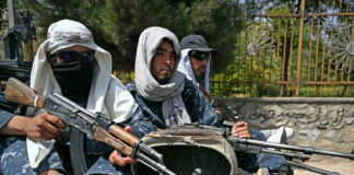 Talibanes ejecutan y cuelgan en público a cuatro secuestradores