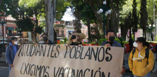 Con cadena humana estudiantes exigen vacuna antiCovid para menores en Puebla
