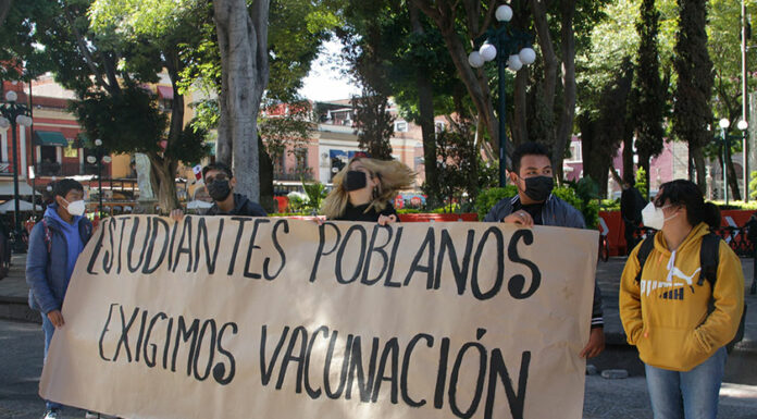 Con cadena humana estudiantes exigen vacuna antiCovid para menores en Puebla