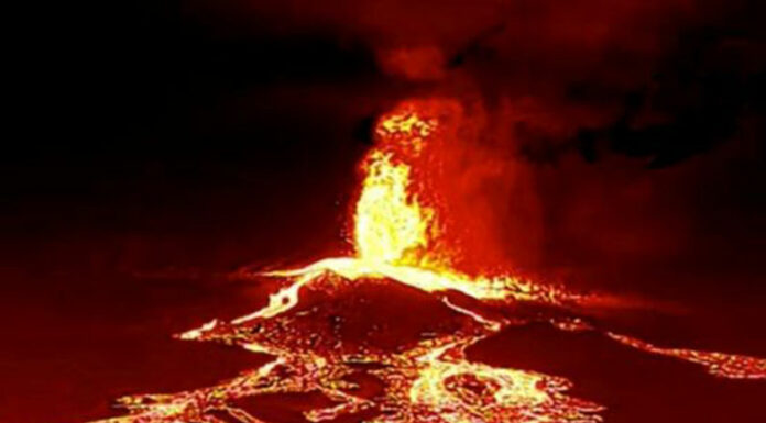 Lava del volcán Cumbre Vieja llega al mar y causa preocupación por emisión de gases nocivos