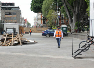 Con puntos inconclusos y a las prisas entregan obras del zócalo de Puebla