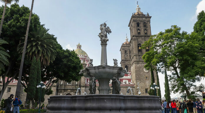 Obras del gobierno municipal “secuestraron” al zócalo de Puebla, dice comerciante