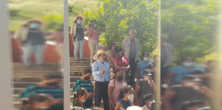 Habitantes de Ahuehuetitla soldan accesos al Palacio Municipal