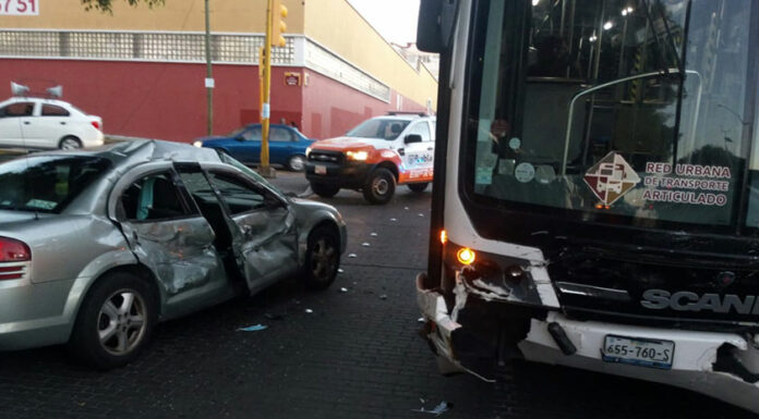 Choque entre línea 2 de RUTA y particular dejó dos personas lesionadas