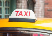 Mujer ebria abandona a sus hijos en taxi y acusa a chofer de robo