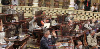Morena y PRI “revientan” sesión al designar comisionados del ITAIPUE