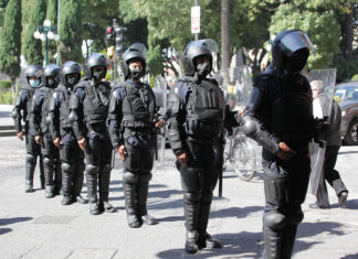 Entre policías y denuncias por compras de pánico realizan último Cabildo de Puebla