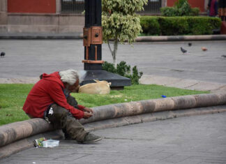 Indigente deambula semidesnudo por calles de Tlaxcala, reporte Oro Noticias