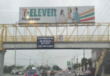 Mujer reclama con manta gigante que la dejaron en ‘visto’ en WhatsApp