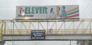 Mujer reclama con manta gigante que la dejaron en ‘visto’ en WhatsApp